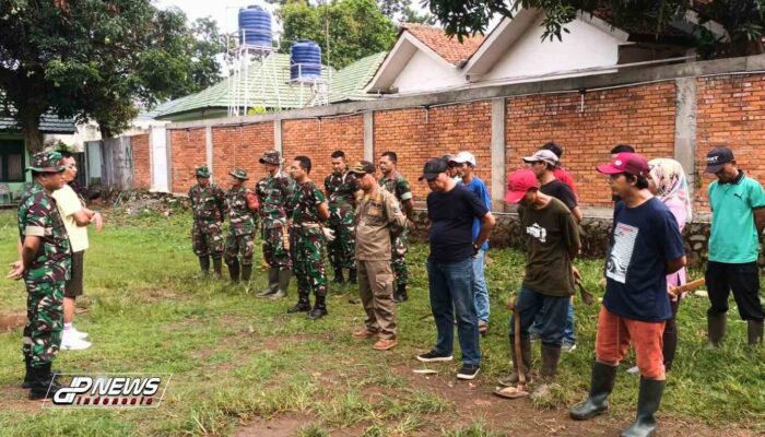 Koramil 1908 Purwakarta Gelar Karya Bakti Pembersihan Selokan Parit