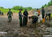 Antisipasi Bahaya Banjir, Koramil 1907/Bgs Bersama Aparatur Desa dan Masyarakat Melakukan Karya Bakti Pembersihan Drainase