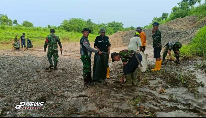 Antisipasi Bahaya Banjir, Koramil 1907/Bgs Bersama Aparatur Desa dan Masyarakat Melakukan Karya Bakti Pembersihan Drainase