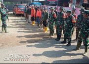 Anggota Koramil 1902 Bersama Warga Gelar Karya Bakti Peduli Lingkungan Pembersihan Selokan