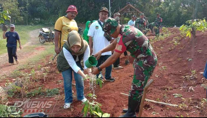 Kodim 0619 Purwakarta Gelar Kegiatan Karya Bakti TNI Penanaman Pohon Lahan Ktitis Di Wilayah Desa Benteng