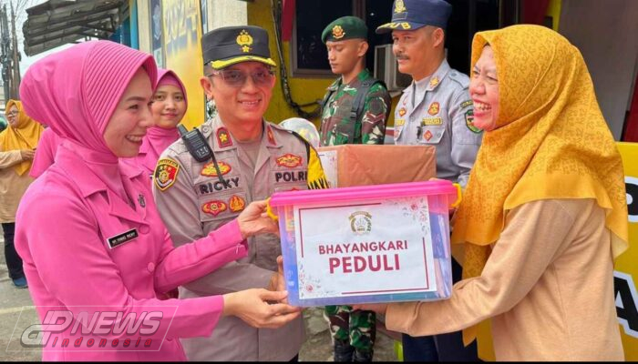 Bhayangkari Peduli Bagikan Bingkisan Ke Petugas Pos Pam Operasi Lilin Lodaya 2023