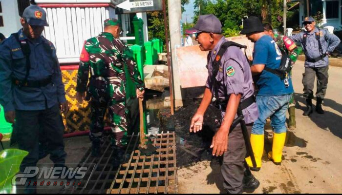 Karya Bakti Peduli Lingkungan Koramil 1905 Bersama Pemdes Cikaobandung Lakukan Pembersihan Saluran Air