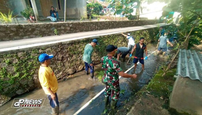 Anak Sungai Cikundul Dibersihkan Satgas CH Sektor 12 Bersama Warga