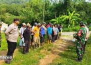 Koramil 1905 Jatiluhur Bersama Muspika Sukasari Serta Warga Desa Kertamanah Lakukan Karya Bakti Peduli Lingkungan