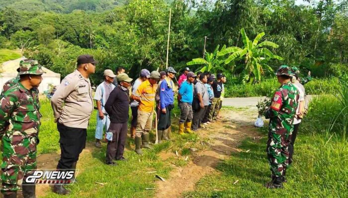 Koramil 1905 Jatiluhur Bersama Muspika Sukasari Serta Warga Desa Kertamanah Lakukan Karya Bakti Peduli Lingkungan