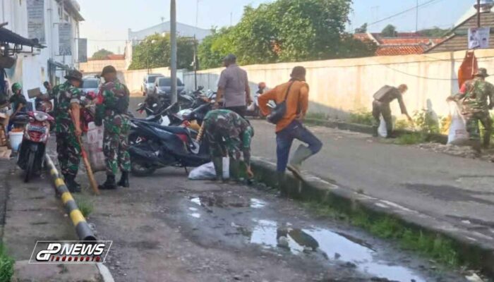 Peduli Lingkungan, Koramil 1908/Pwk Bersama warga Lakukan Karya Bakti Pembersihan Sampah Di Sekitar Wilayah Pasar Simpang