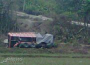 Truk Pengangkut Batu Terguling Merugikan Lahan Dan Bangunan Sarang Walet Warga
