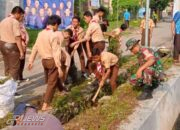 Koramil 1908 Bersama Aparatur Kelurahan Nagri Kaler Lakukan Karya Bakti Pembersihan Selokan