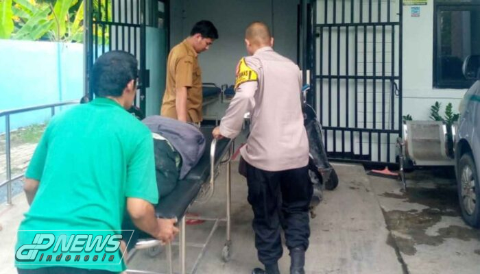 Kepolisian Sektor Pebayuran Bantu Evakuasi Warga Yang Terjatuh Dari Sepeda Motor