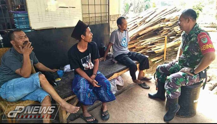 Kunjungi Desa Binaan, Babinsa Ajak Warga Menjaga Kebersihan Lingkungan