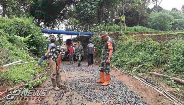 Permudah Akses Warga, Babinsa Terlibat Karya Bakti Perbaikan Jalan