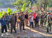 Koramil 1903 Bersama Staf Desa Linggasari, Lakukan Karya Bakti Pembersihan Selokan