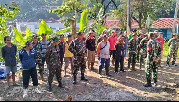 Koramil 1903 Bersama Staf Desa Linggasari, Lakukan Karya Bakti Pembersihan Selokan