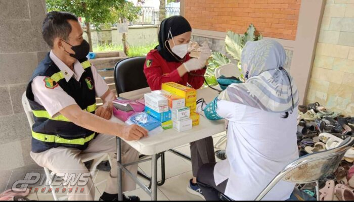 Wujud Kepedulian Polri, Polres Purwakarta Berikan Pelayanan Kesehatan Gratis Untuk Petugas Sorlip Surat Suara