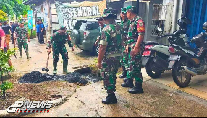 Antipasi Dan Terus Menerus Kodim 0619 Bersama Masyarakat Membersihan Drainase Di Saat Musim Penghujan