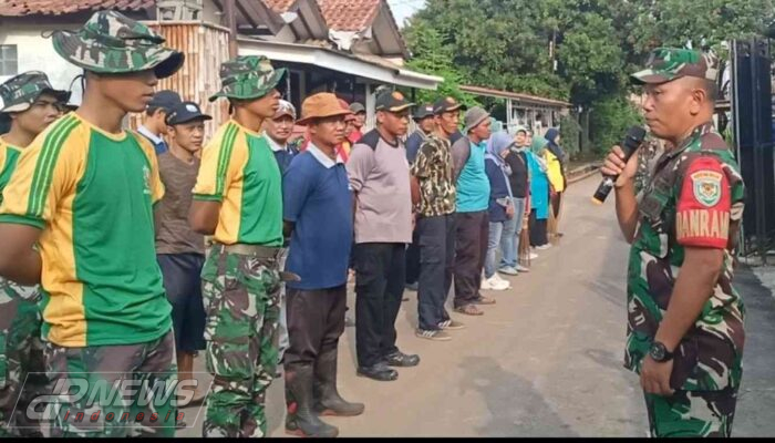Antisipasi Banjir, Koramil 1907/Bgs dan Jajaran Resimen Armed 1/DY/1Kostrad Lakukan Pembersihan Drainase