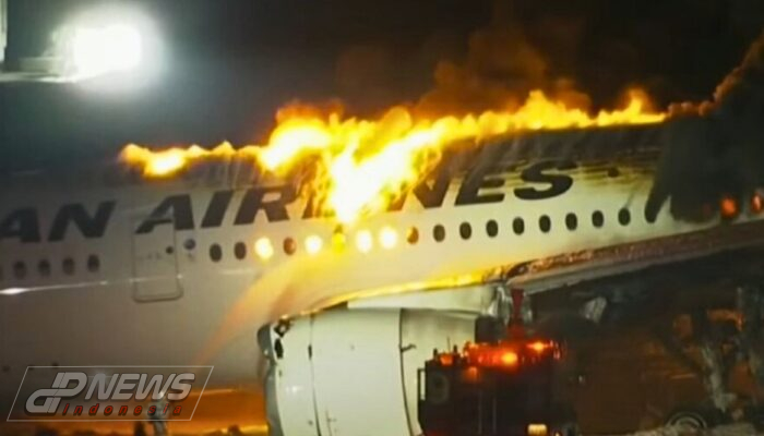 Pesawat Jet Japan Airlines Hangus Terbakar