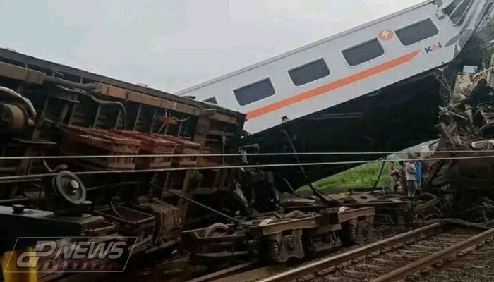 Kereta Api Turangga Tabrakan Dengan KA Lokal Bandung Raya