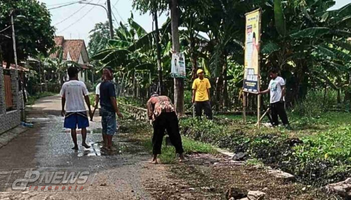 Antisipasi Bahaya Banjir Warga dan Pemdes Cipayung Lakukan Kerja Bakti