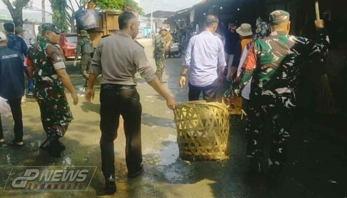 Koramil 1902 Bersama Jajaran Polsek Plered serta Kepala UPTD Pasar Citeko, Lakukan Karya Bakti Pembersihan Pasar Citeko