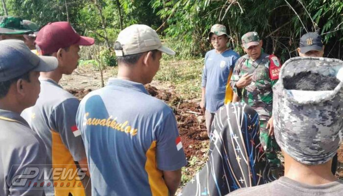 Koramil 1901 Bersama Pemdes Sawahkulon Lakukan Karya Bakti Sosial Penanaman Pohon