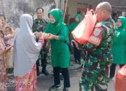 Terus Berbagi di Jumat Berkah, Dengan Membagikan Nasi Kotak Kepada Warga