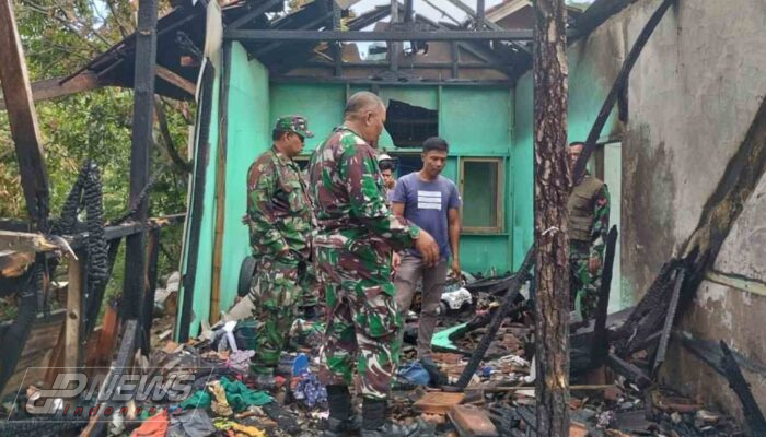 Pasca Kebakaran, Danramil 1702/Maja Pimpin Bersihkan Puing Rumah Warga Yang Terbakar
