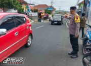 Polisi Urai Kemacetan di Jalan Raya Maja: Kapolsek Maja Terjun Langsung Melaksanakan Pengaturan Lalu Lintas