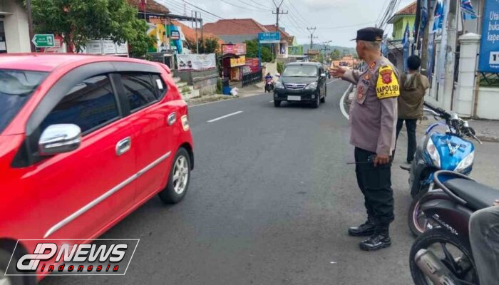 Polisi Urai Kemacetan di Jalan Raya Maja: Kapolsek Maja Terjun Langsung Melaksanakan Pengaturan Lalu Lintas
