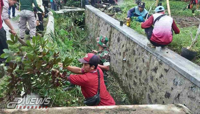 Babinsa Ajak Warga Laksanakan Karya Bakti Bersihkan Lingkungan Sekitar