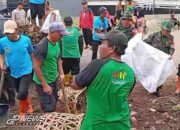 Koramil 1906 Sukartani Melakukan Pembersihan di Sekitaran Pasar Anyar