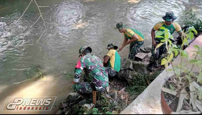 Karya Bakti Koramil 1908/Purwakarta Bersama Warga Melakukan Pembersihan Saluran