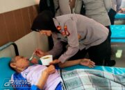 Kepekaan Seorang Ibu, Polwan Polres Metro Bekasi Kota Bantu Warga dan Pasien