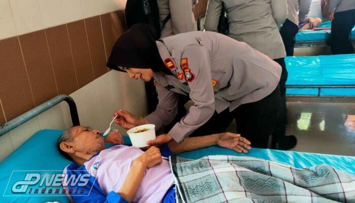 Kepekaan Seorang Ibu, Polwan Polres Metro Bekasi Kota Bantu Warga dan Pasien