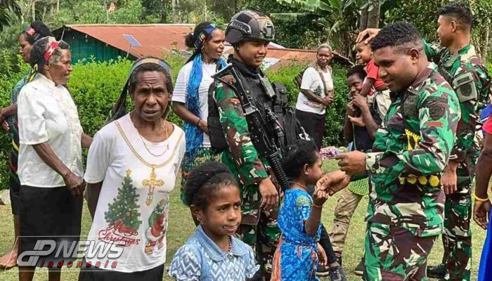 Satgas TNI 300 Siliwangi Hibur Anak-Anak Depan Gereja, Selesai Ibadah Minggu Bersama