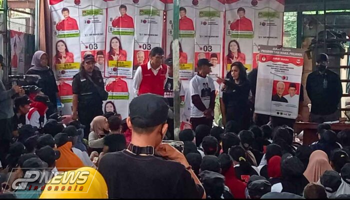 Warga Sambut Baik Program Caleg Dari PDIP Rieke Diah Pitaloka Dan Ferry Farluhutan Sirait