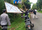 Panwascam Bersama Polsek Bojong Lakukan Penertiban Alat Peraga Kampanye
