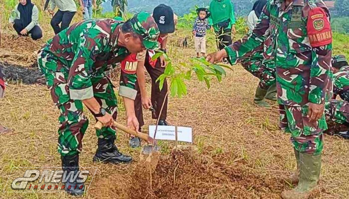 Koramil 1902 Plered Bersama Muspika Menggelar Karya Bakti Penanaman Pohon