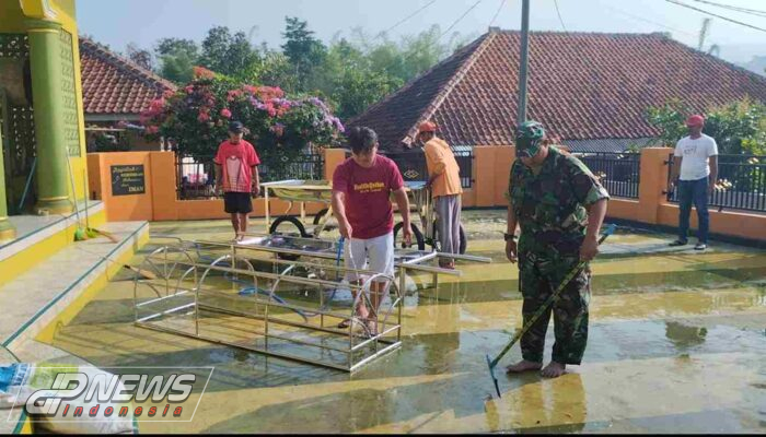 Jumat Bersih, Kekompakan TNI-Warga Dalam Menjaga Kebersihan Mesjid