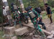 Prajurit 300 Siliwangi Bantu Menyebrangkan Motor Warga di Mayuberi Papua