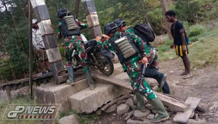 Prajurit 300 Siliwangi Bantu Menyebrangkan Motor Warga di Mayuberi Papua