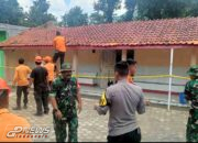 Anggota Koramil 1701 Majalengka Bantu Evakuasi Material Atap Sekolah Ambruk