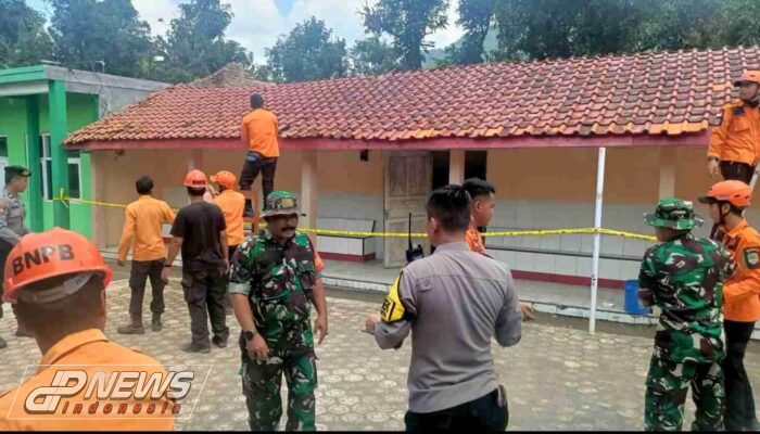 Anggota Koramil 1701 Majalengka Bantu Evakuasi Material Atap Sekolah Ambruk