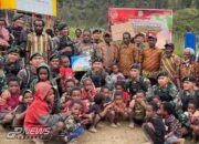 Perpisahan Satgas 300 Siliwangi Dengan Kepala Suku Mayuberi di Ilaga Utara Papua