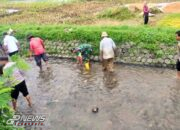 Kanit Binmas dan Bhabinkamtibmas Polsek Maja Kerja Bakti Membersihkan Saluran Sungai