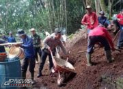 Bhabinkamtibmas Membantu Masyarakat Membenahi Makam di Desa Cihaur