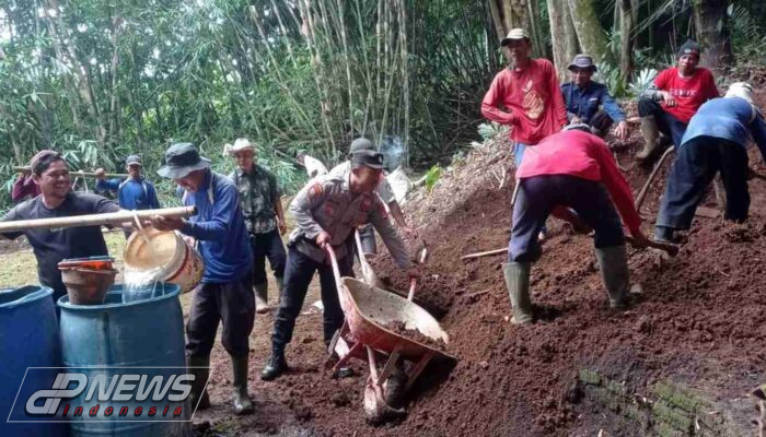 Bhabinkamtibmas Membantu Masyarakat Membenahi Makam di Desa Cihaur