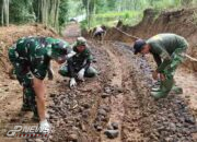 Berjibaku dengan Lumpur, Anggota Satgas TMMD Ke-119 Lanjutkan Pembuatan Jalan