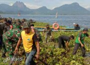 Kodim 0619 Purwakarta Bersama Warga Bersihkan Eceng Gondok di Waduk Jatiluhur